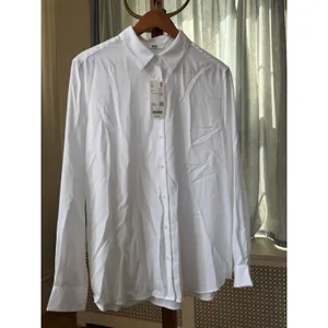 UNIQLO Women's L White Solid Collared Long Sleeve Button Women's Rayon Blouse thumbnail 2