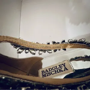 Badgley Mischka Embellished Feather Crystal Rhinestone Flat Sandals Womens Sz 9 thumbnail 4