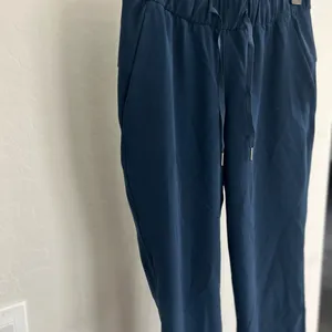 Lululemon On The Fly Woven Pants Navy Women’s 4 thumbnail 5