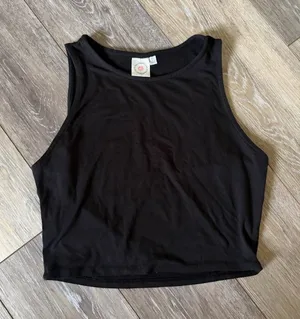Live In The Moment Women’s Black Cropped Tank Top thumbnail 1