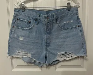 Levi’s 501 distressed light wash Jean shorts denim size 31‎ thumbnail 1