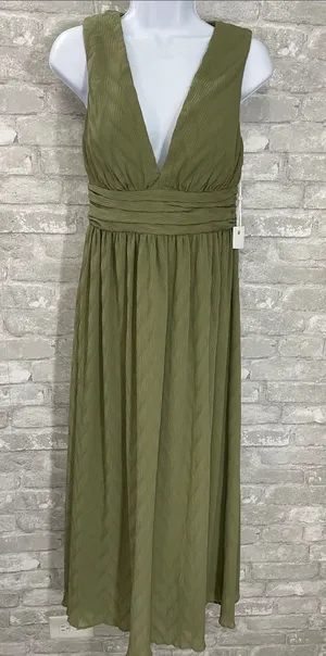 Siena Pleated Chiffon Midi Dress in Sweet Pea thumbnail 1