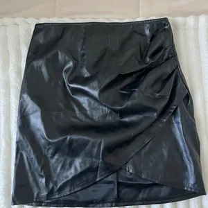 NWT Windsor Black Faux Leather Skirt thumbnail 1