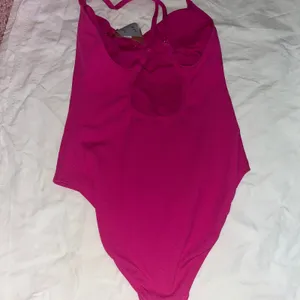 NWT Shade & Shore Hot Pink Ribbed One Piece Swimsuit - Size Medium thumbnail 2