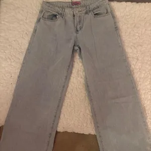 Edikted Low-Rise Baggy Jeans thumbnail 1