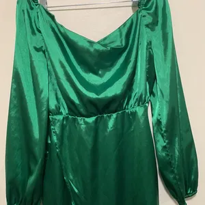 Simplee silk like dress NWOT Medium long sleeve below knee. perfect for holidays thumbnail 3