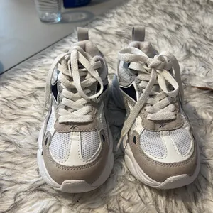 Reebok Adorable chunky sneakers in neutral tones (white, beige, with navy accents) 🤍 Stylish, comfy, and perfect for everyday wear 👟💕 ✔️ Lightweight and comfortable ✔️ Lace-up closure ✔️ Trendy chunky style ✔️ Gently used, in great condition 💖 Perfect for school, outings, or casual outfits 💖 Easy to match with dresses, jeans, or sets thumbnail 8