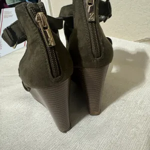 Parker And Sky Wedges‎ Womens Size 6 Olive Green Suede High Heels Peep toe thumbnail 4