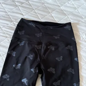 Beyond Yoga Womens Size XS Black Leggings Butterflies Athleisure Yoga Workout‎ thumbnail 3