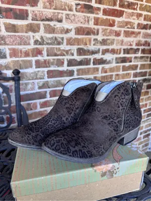 Very G Divine Leopard Print Ankle Booties Taupe Brown Women’s Size 9.5 NIB thumbnail 3