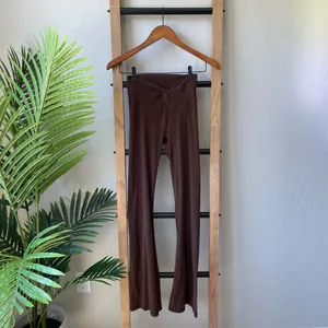 Aerie Offline Chocolate Brown High-Waist Twist Flare Leggings thumbnail 5