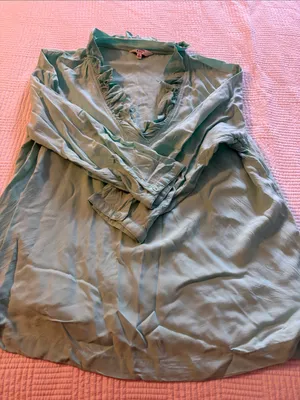 crown & ivy Mint Green Ruffle V-Neck Tunic thumbnail 5