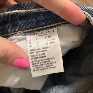 American Eagle Mom Jeans 4 EXTRA LONG Distressed Denim Light Wash High Riss thumbnail 5