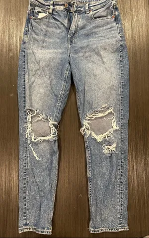 American Eagle Outfitters Light Blue Distressed Mom Jeans Size 4 thumbnail 1