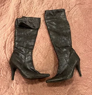 Pointed Toe High Heel Knee Boots in Black Snakeskin thumbnail 1
