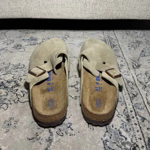 Birkenstock Boston Clogs in Taupe thumbnail 6