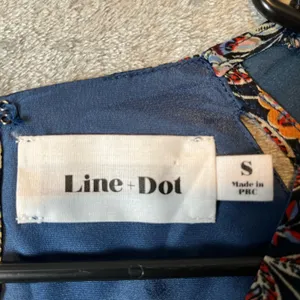 Line+Dot Adelene Navy Floral Romper Peek-A-Boo Shoulder‎ Back Cut Outs Sz Small thumbnail 3