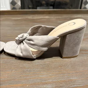 Journee Collection Tabithea Grey Block Heel Sandals Square Toe‎ Size 9 NIB thumbnail 3