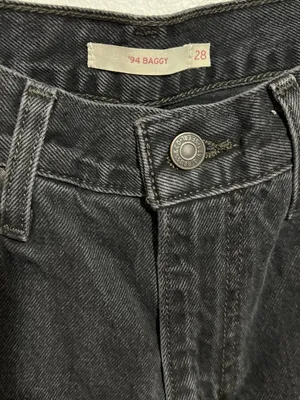 #32 NWOT Levi’s Black ‘94 Baggy Jeans Size 28 thumbnail 3