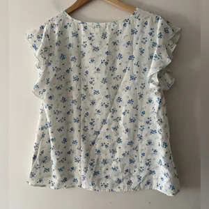 SHEIN Emery Rose Blue and White Ditsy Floral‎ Ruffle Shoulder Top thumbnail 3