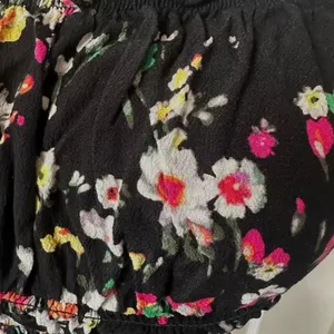 H & M black floral puff sleeve short sleeved top thumbnail 5