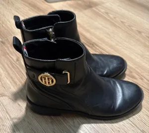 Tommy Hilfiger Black Leather Ankle Boots Gold Logo Buckle Side Zip Womens‎ 6M thumbnail 1