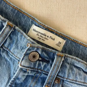 Abercrombie & Fitch Curve Love High Rise Mom Short Denim Distressed Blue Size 26 thumbnail 7