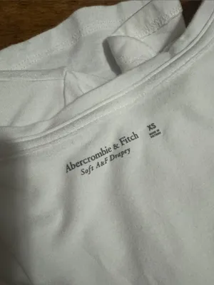 NWOT Abercrombie & Fitch White V‑Neck Short Sleeve Tee thumbnail 3