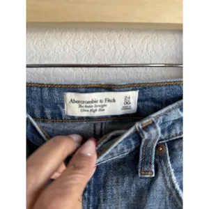 Abercrombie & Fitch Women's 24/00 Distressed The‎ Ankle Straight High Rise Jeans thumbnail 5
