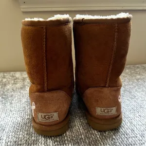 UGG Classic Short Breast Cancer Awareness Chestnut Boots Pink Ribbon Size 6 Rare thumbnail 5