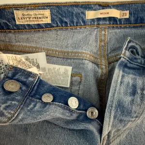 Levi's Wedgie Straight Leg 23 Jeans High Rise Premium Stretch Denim Light Wash thumbnail 10
