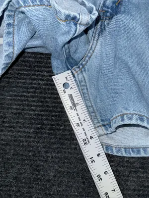 Vintage 90s Levi’s 550 Relaxed Fit Denim Shorts Women’s 26 Light Denim Jorts thumbnail 8