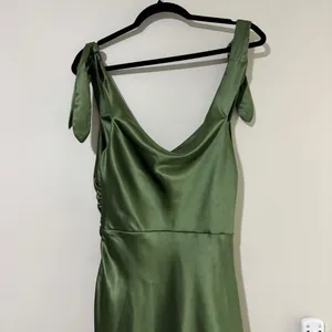 Petal & Pup Selma Off Shoulder Olive Dress Size M thumbnail 7