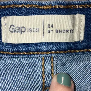 Gap 5” Shorts, Size 24 thumbnail 4