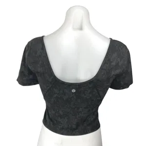Lululemon Women's Black Camo Short Sleeve T Shirt Tee Athletic Crop Top Size 6 thumbnail 2