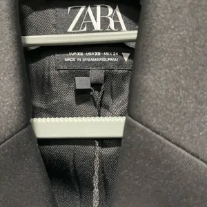 Zara Thick Fitted Black Blazer thumbnail 5