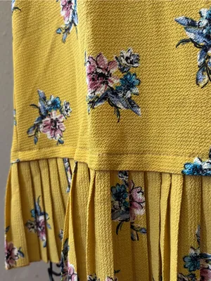 EUC Yellow Floral Short Sleeve blouse with Pleated Hem | Les Amis Women’s M thumbnail 4