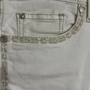 Ariat Women's White High Rise‎ Boyfriend 5" Shorts Size 32R Embroidered thumbnail 2