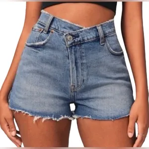 Curve Love Abercrombie & Fitch Crossover Waist High Rise Mom Shorts thumbnail 2
