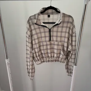 SHEIN Checkered Cream and Black Half-Zip Cropped Jacket thumbnail 2