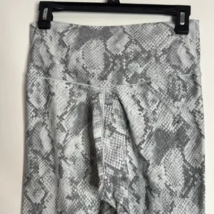 Aerie Offline Real Me Crossover 7/8 Leggings High Rise Gray Snake Print size XL thumbnail 5