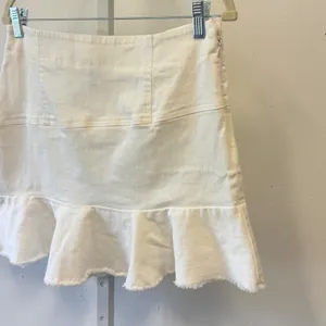 AQUA Denim Ruffle Asymmetric Hem Mini Skirt Size L Raw Edge Side Zip White thumbnail 3