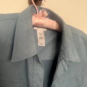 Vintage Liz Claiborne Dusty Blue Faux Suede Button Up Collared Shirt Longsleeve thumbnail 6
