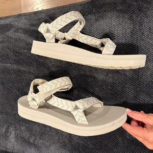 Teva Midform Women’s Size 11 gray straps Universal Sandal thumbnail 3