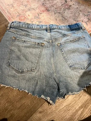 Abercrombie the mom High-Waist Light Blue Denim Cutoff Shorts thumbnail 7