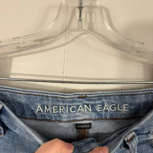 American Eagle Distressed Light Wash Curvy Mom Jeans 12 Reg Stretch High Rise thumbnail 5