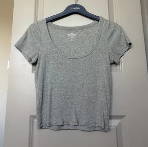 Basic Top Hollister thumbnail 1