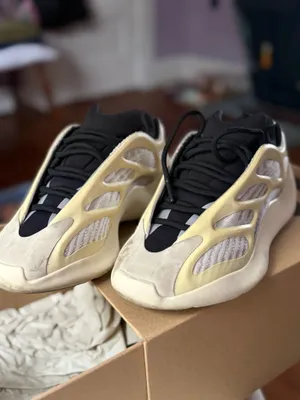 Yeezy 700 V3 thumbnail 1