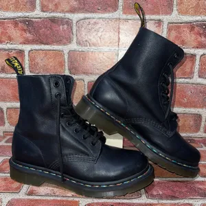 Pre-Owned Dr Martens 1460 Pascal Rainbow Stitch Black Leather Boots Size 7 thumbnail 3