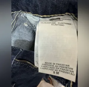 Levi skinny jeans are a junior size 9. thumbnail 4